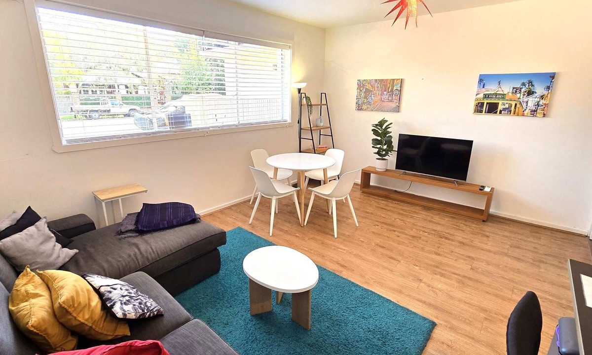 Saint Kilda South Apartment | Chic central St Kilda 2 bed 8 mins walk to beach