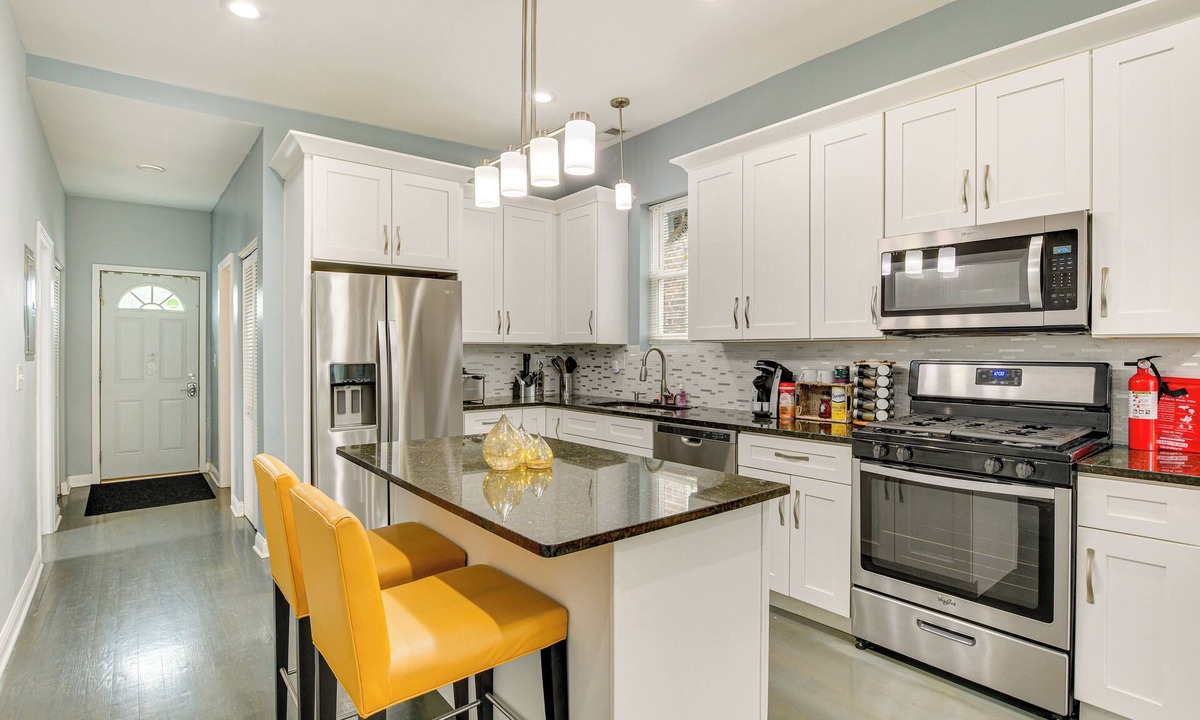 South Austin Condo | Chic Chicago Getaway w/Deck, 7 Mi to Downtown!