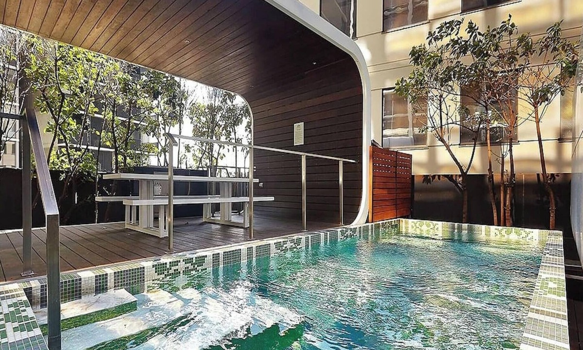 South Melbourne Apartment | Chic City Escape with Pool, Gym & Parking