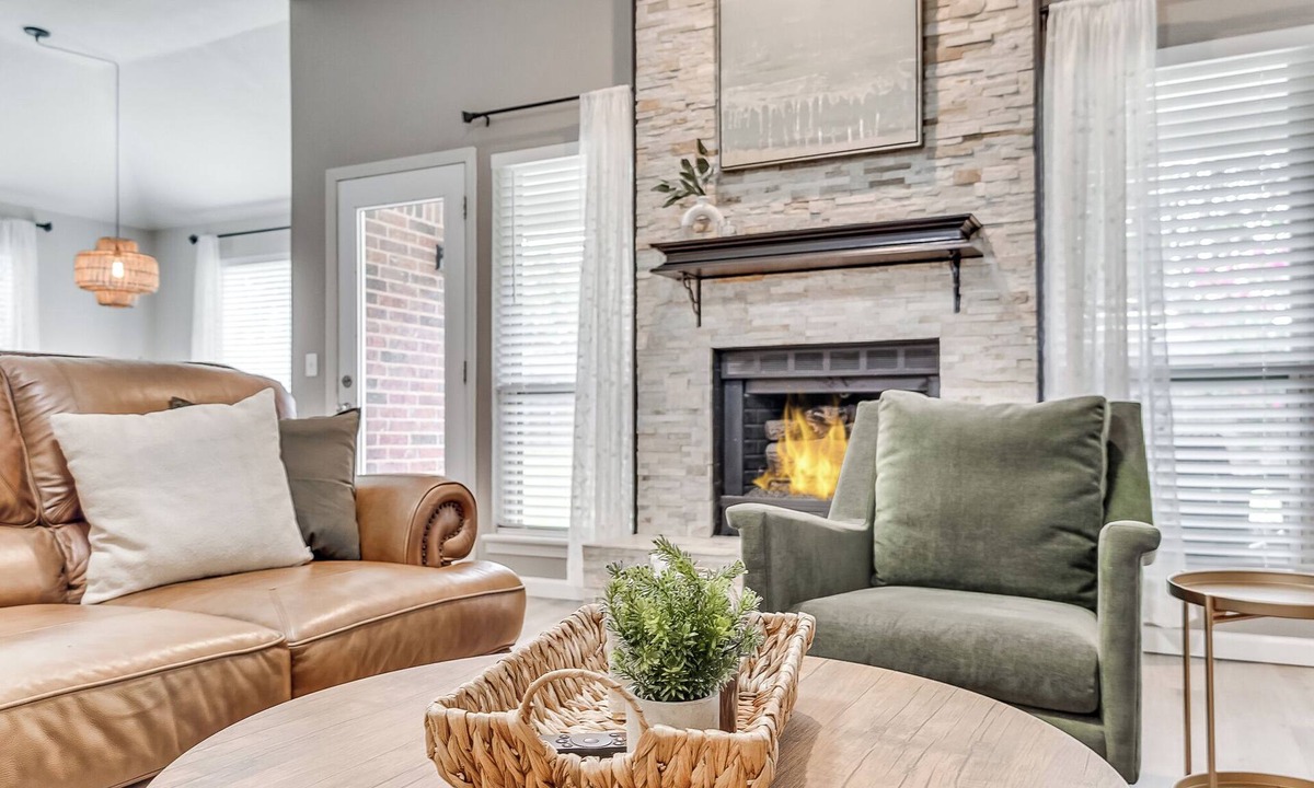 Edmond House | Chic & comfortable home with TWO King rooms+ twins-yard-EV charger!