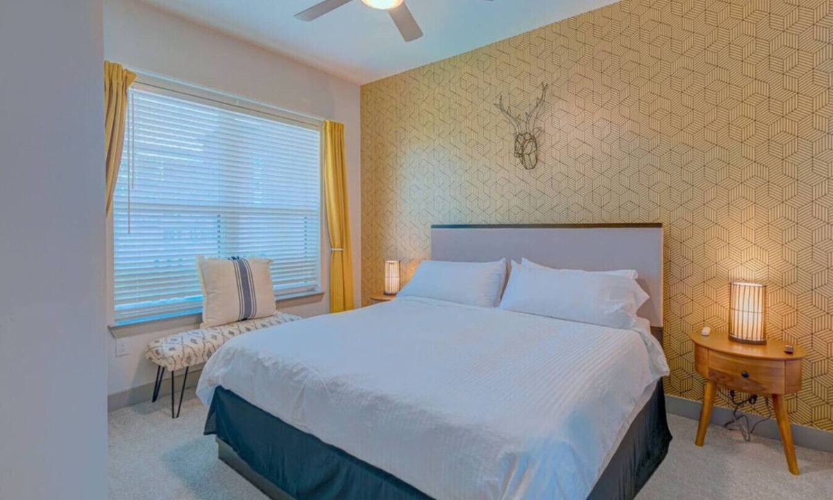 Las Colinas Apartment | Chic Condo Near the Lake!