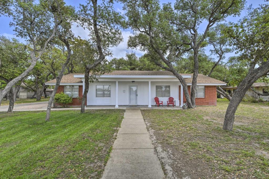 Ingleside Apartment | Chic Condo with Screened Patio about 13 Mi to Beach