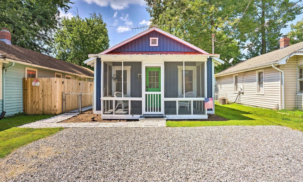 Colonial Beach Cottage | Chic Cottage w/Private Yard: Steps to Beach!