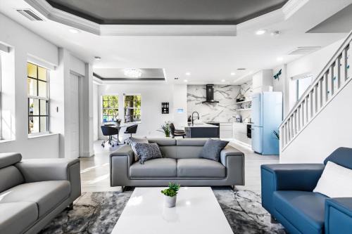 Fort Myers River District House | Chic & Cozy River District Townhouse