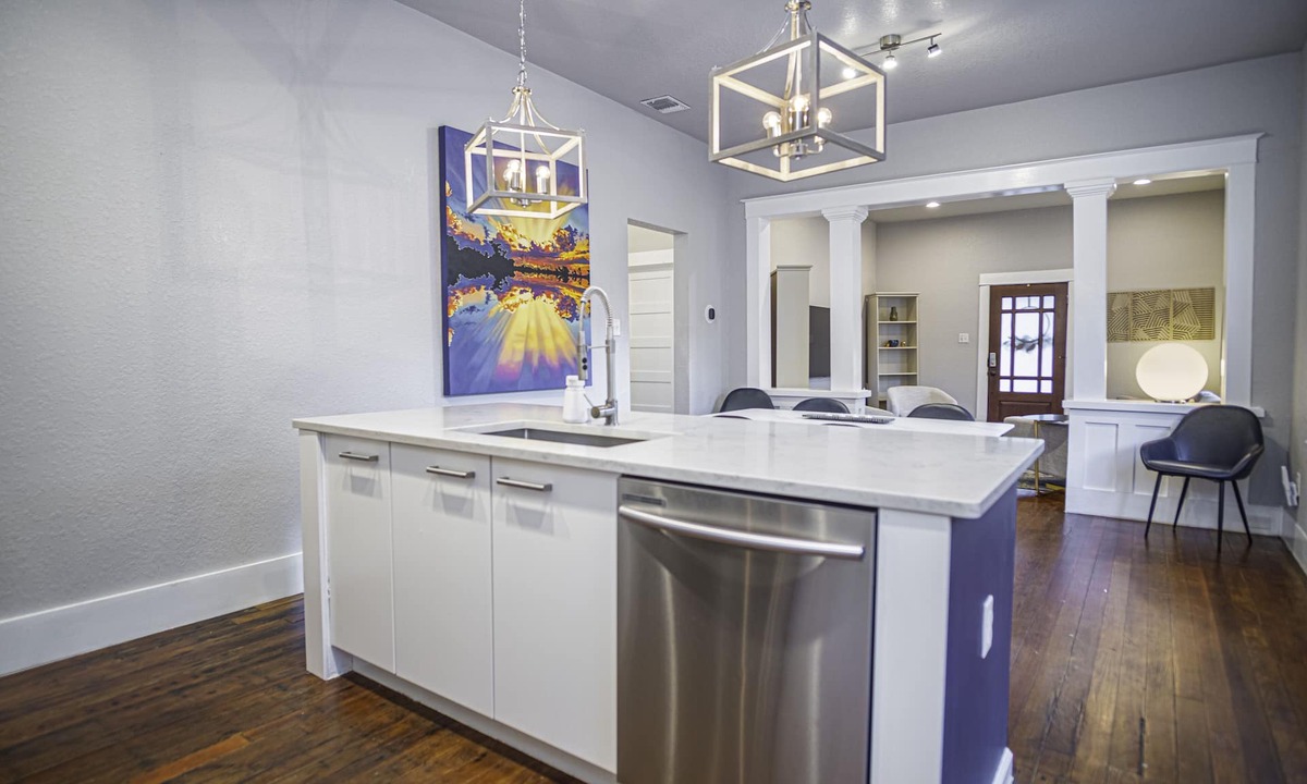 Southtown Cottage | Chic Downtown Farmhouse With Garden and BBQ Grill