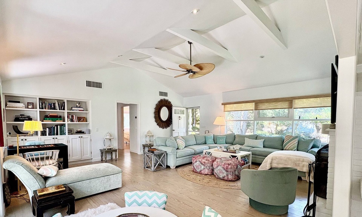 Beach Hampton House | Chic Dunes Beach House steps away from ocean