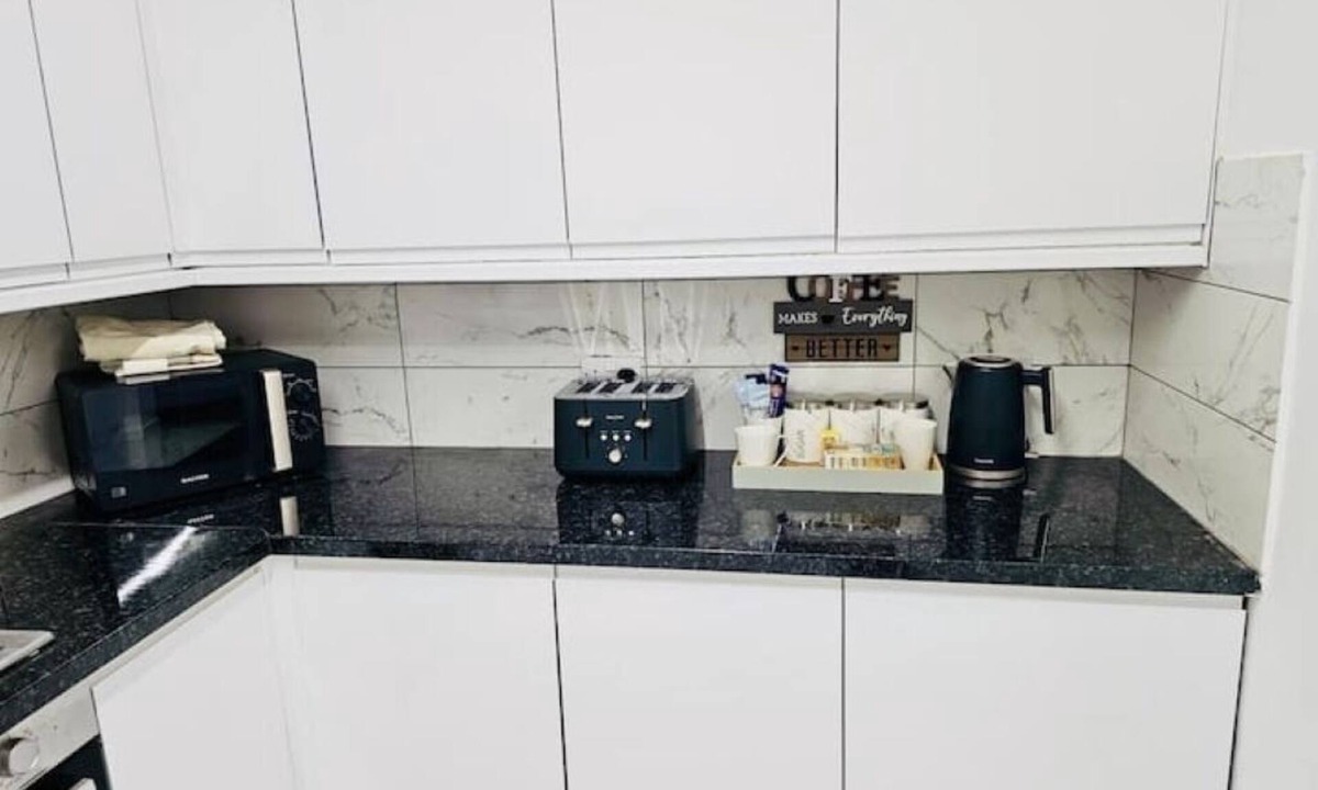 Ponders End Apartment | Chic En-suite Double Room