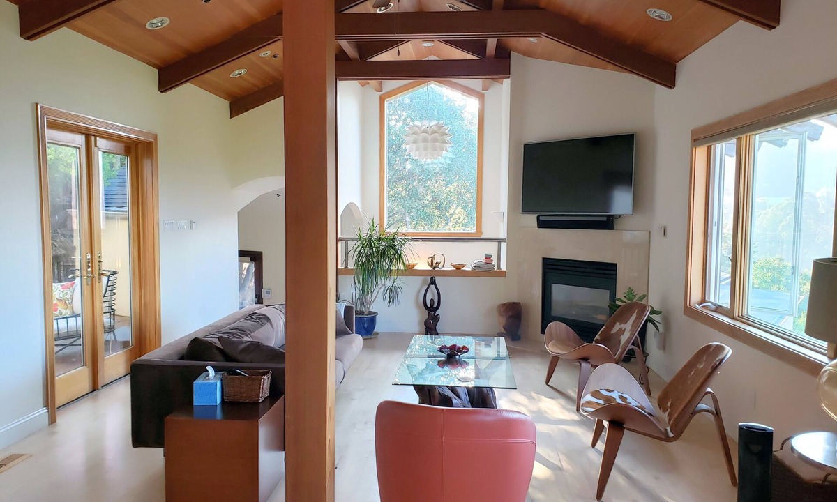 Claremont House | CHIC & EXCLUSIVE HOME IN GATED TRANQUIL SETTING WITH GORGEOUS VIEWS