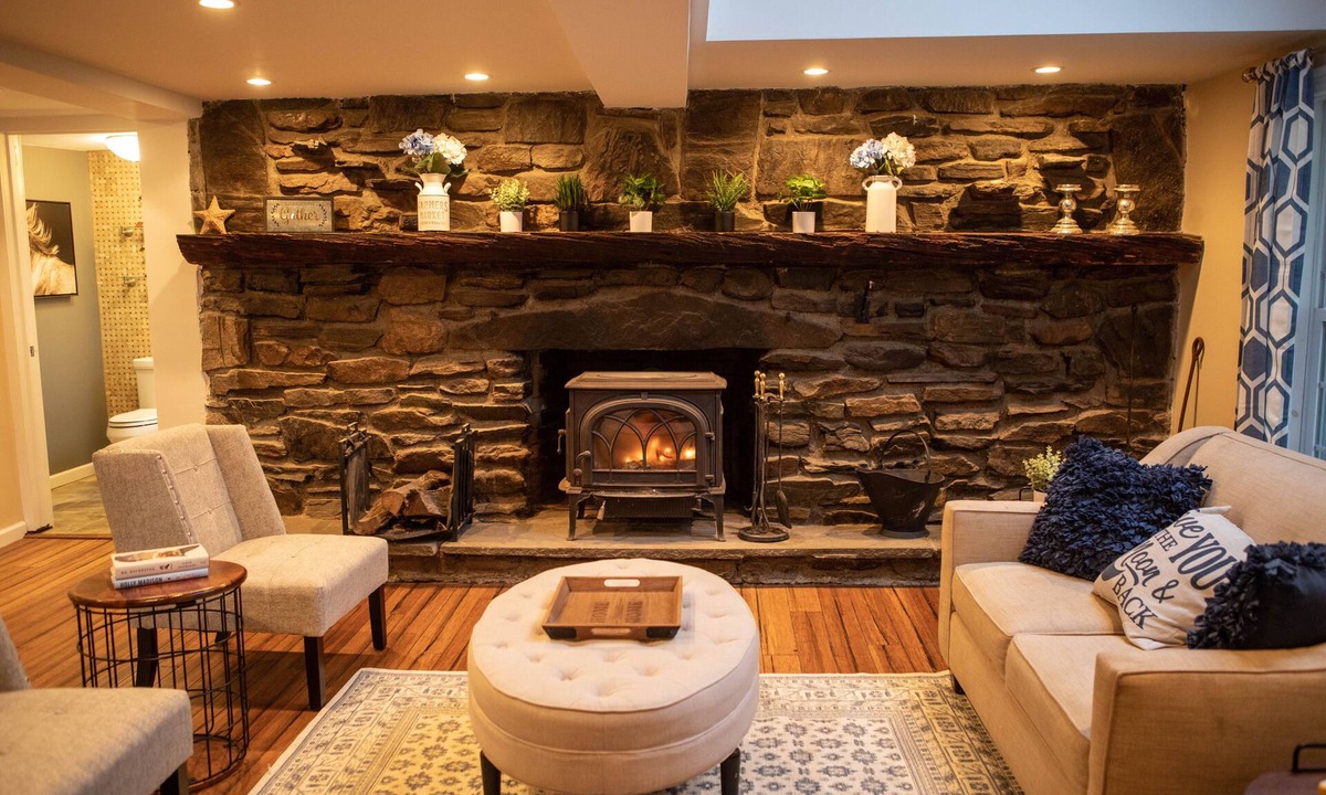 Preston House | Chic Farmhouse 2 miles from Foxwoods