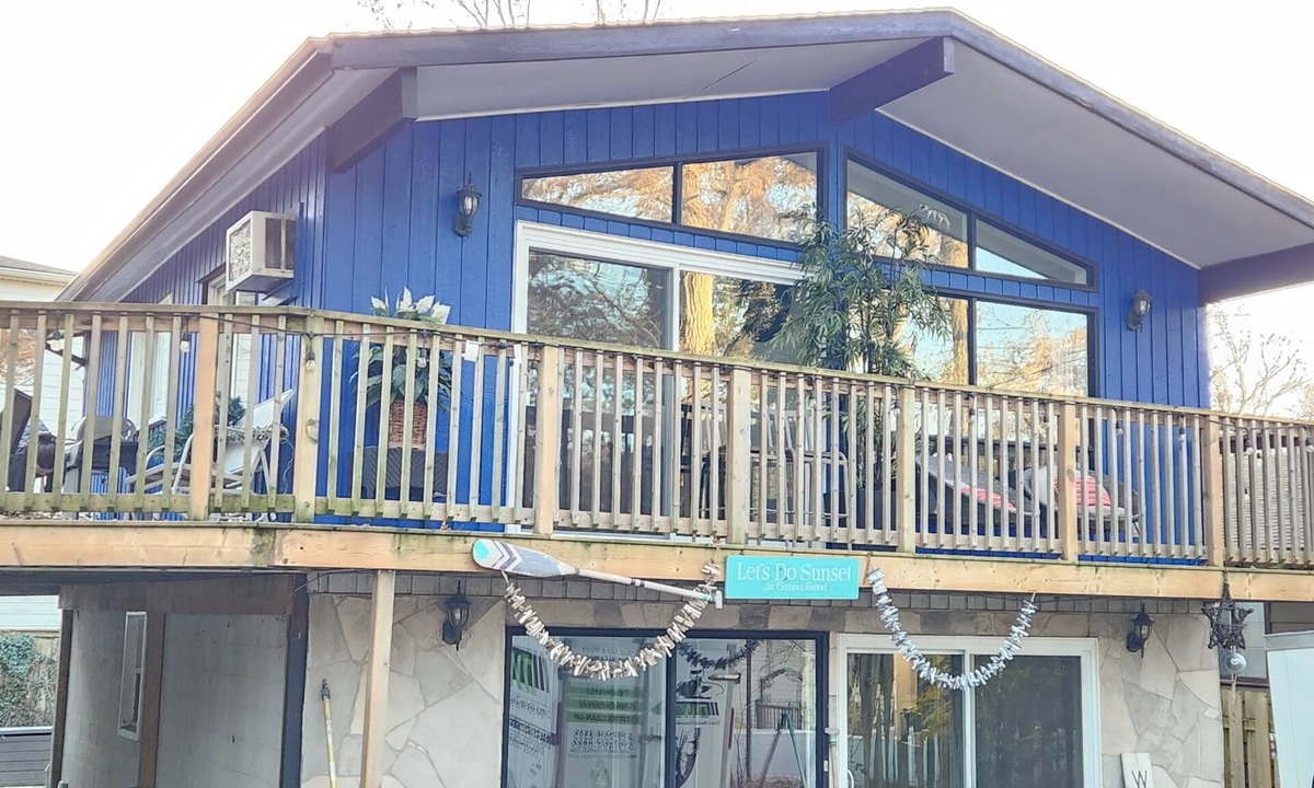 Grand Bend Ski Chalet | Chic Grand Bend Escape – Fireplace, Hot Tub & Walk to Beach