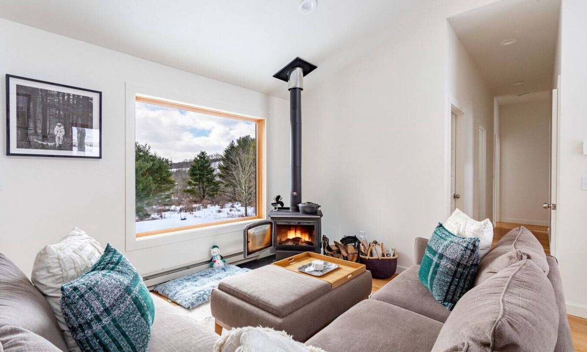 Callicoon House | Chic Home w/Fireplace & Beautiful Sunsets