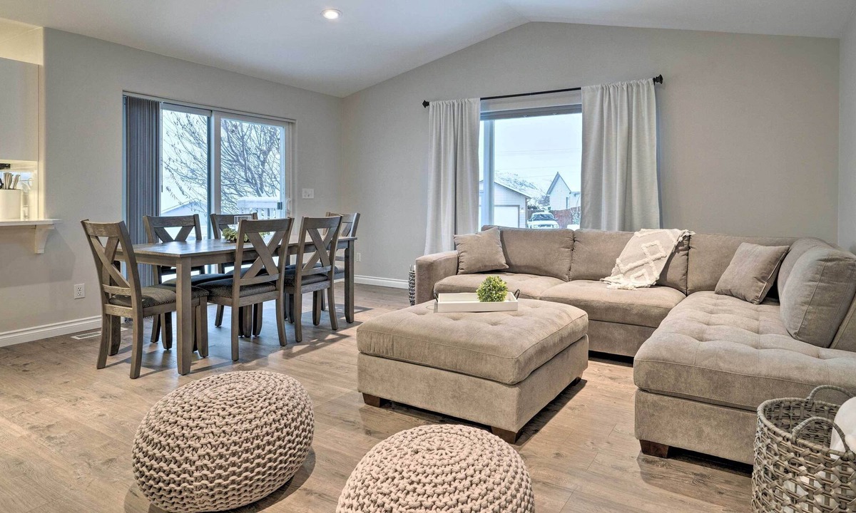 East Wenatchee House | Chic Home w/ Views & Backyard ~ 1 Mi to River