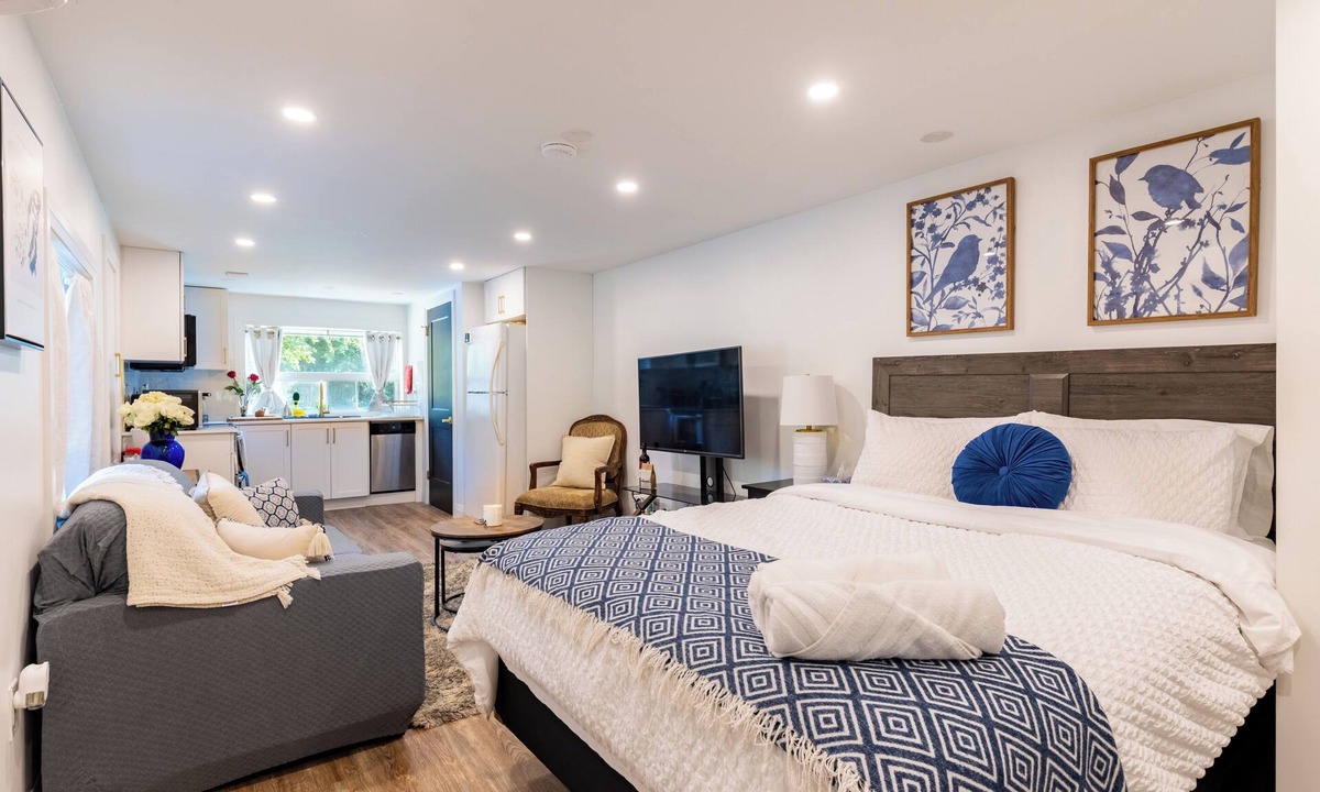 Halton Hills Apartment | Chic Hotel-Style Retreat by Toronto Premium Outlets