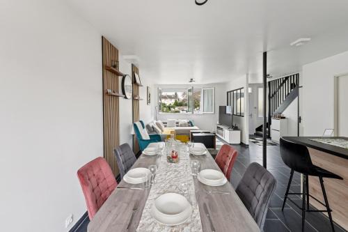Herblay House | Chic house with a master suite, parking, terrace, and garden
