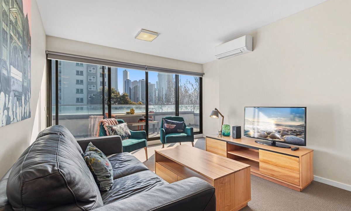 South Melbourne Apartment | Chic Inner City Convenience, with Secure Parking
