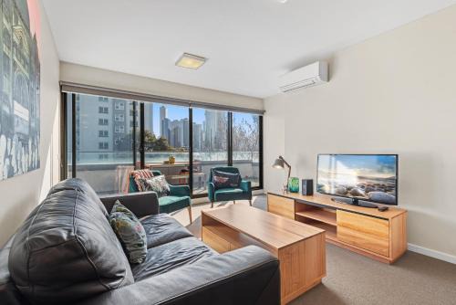 South Melbourne Apartment | Chic Inner City Convenience, with Secure Parking