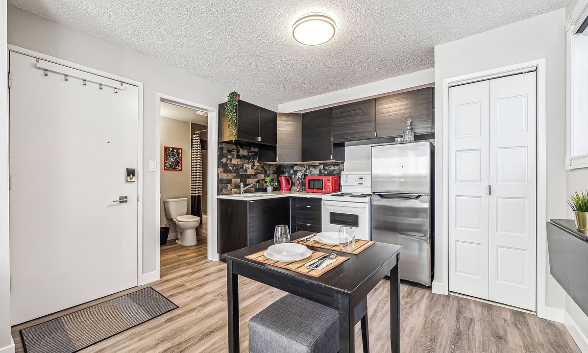 Tuxedo Park Apartment | Chic Inner-City Studio - Your Cozy Calgary Escape!