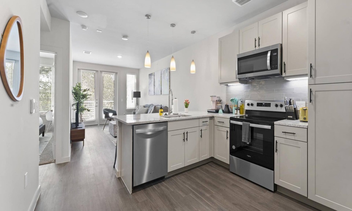 Windsor Park Apartment | Chic King Bed 1BR Suite 5 Min to DT