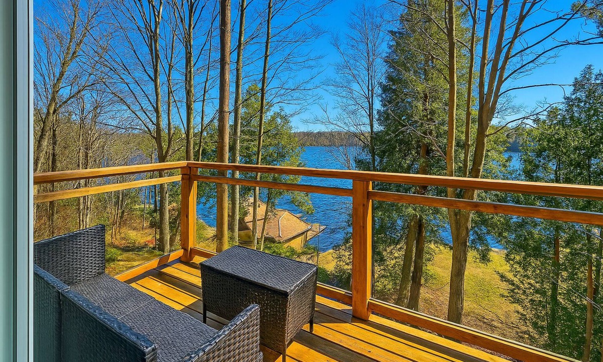 Whitchurch-Stouffville House | Chic Lakefront Summer Escape n