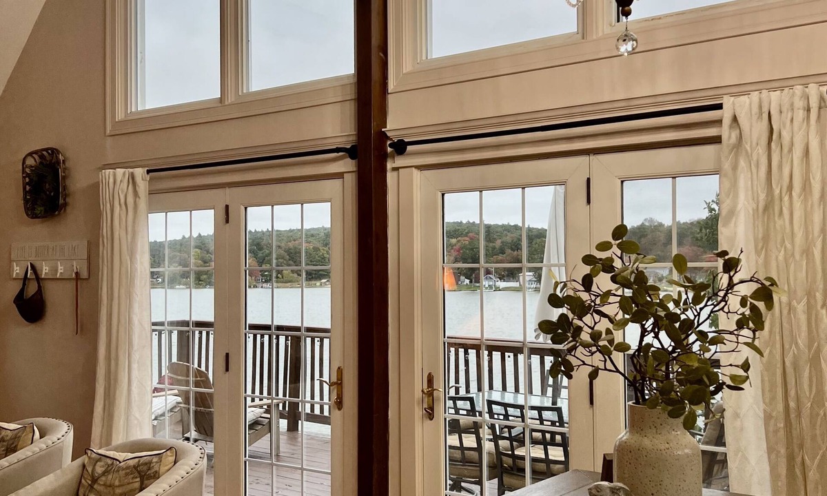 Wales House | Chic Lakehouse with a gorgeous view
