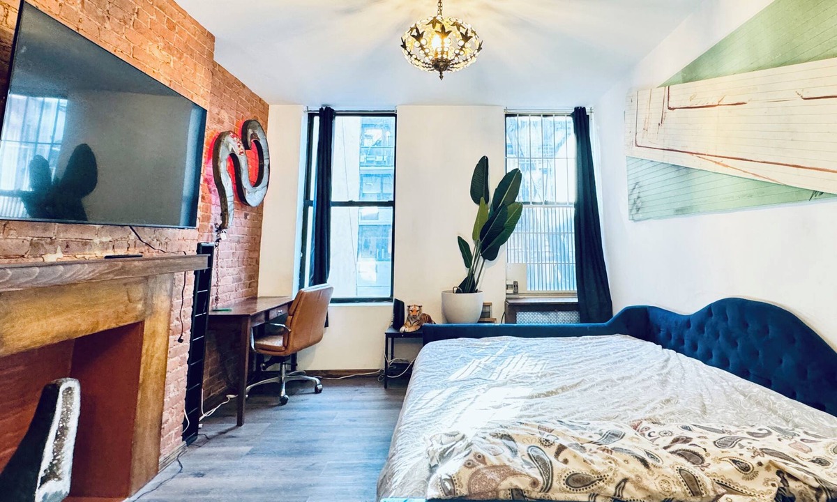 East Village Apartment | Chic & Large 2 BR Apartment - unbeatable Location in Manhattan, East Village