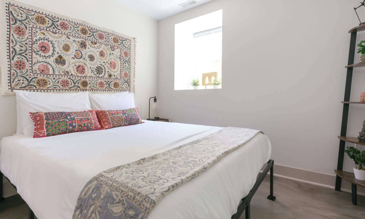 Whittier Apartment | Chic Lower-Level Stay - Prime Walkable Locale