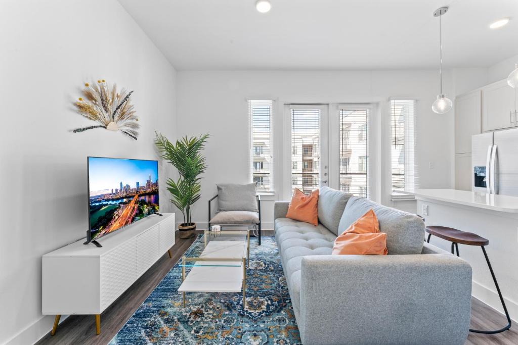 Highland Apartment | Chic & Lux 1BR Apartment Suites on Train Line to DT & Domain