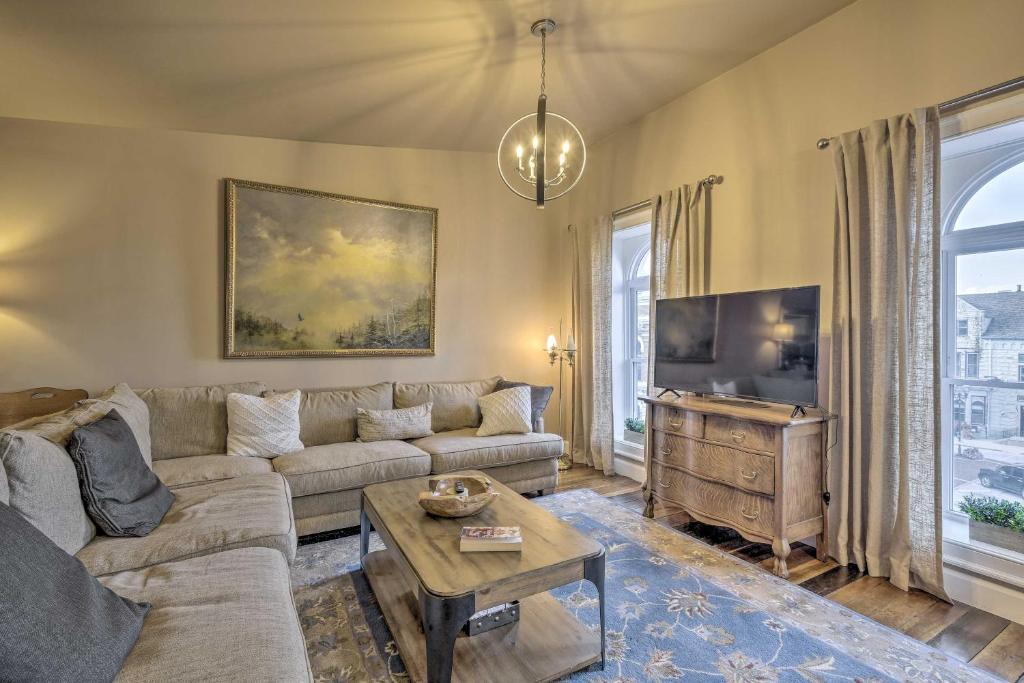 Georgetown Apartment | Chic Main Street Retreat < 7 Mi to KY Horse Park!