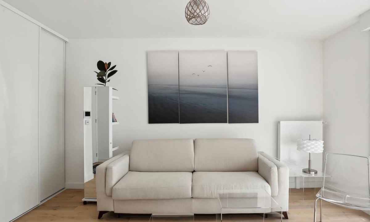 Epinettes Apartment | Chic, minimalist studio Batignolle/Montmartre