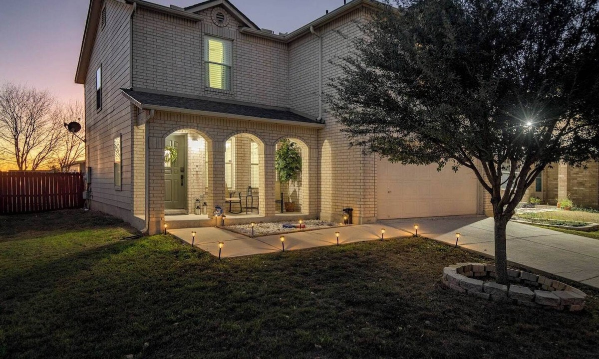 Wetmore House | Chic Modern Farmhouse-Sleeps 12- Near Randolph AFB