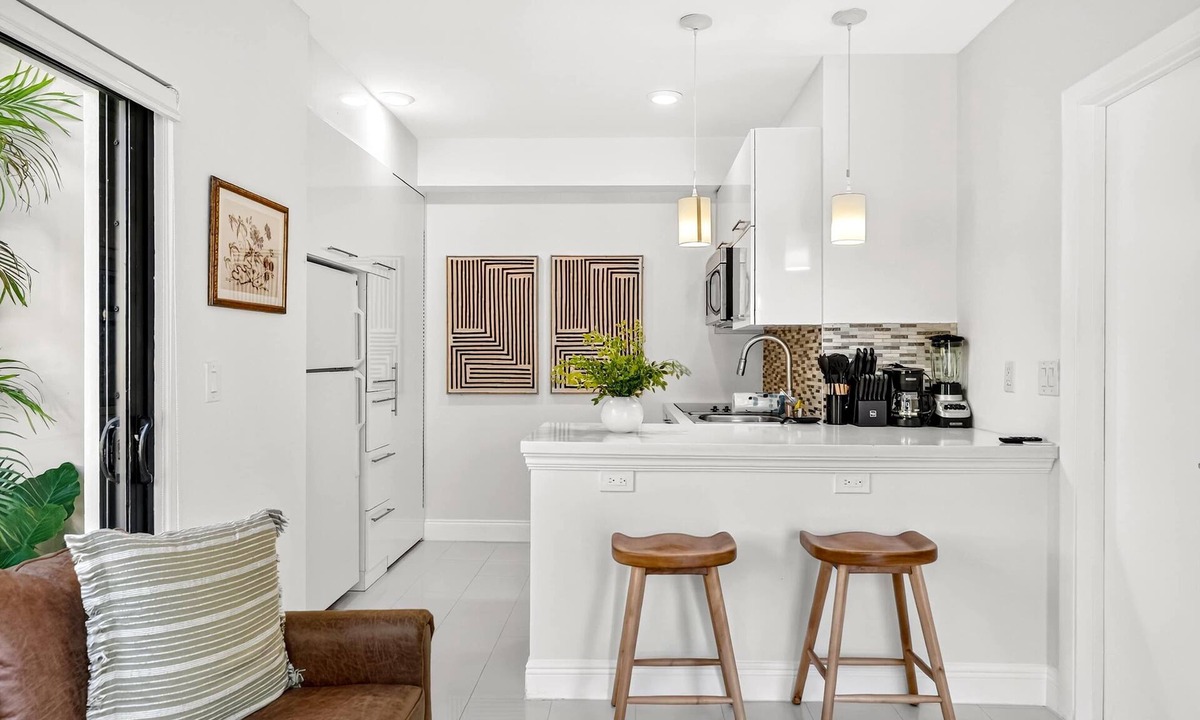 Beverly Heights Apartment | Chic Modern Studio with Queen Bed