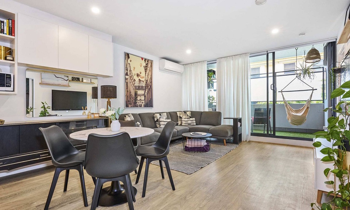 Elwood Apartment | Chic Ormond Rd 2BR Retreat - Comfort & Style