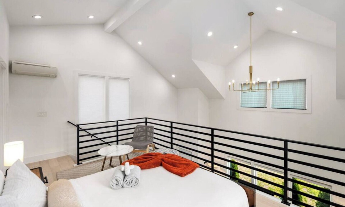 Delridge House | Chic Parkside Escape 2BR A/C Free Parking