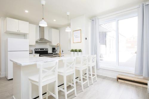 La Petite-Patrie Apartment | Chic Plaza St-Hubert Apt 2BR 2BA