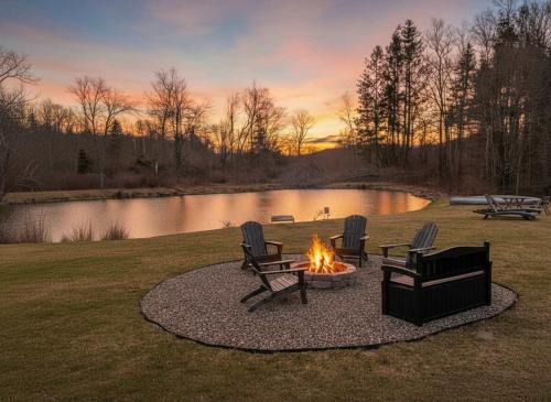 Roscoe House | Chic Renovated Chalet with Private Pond