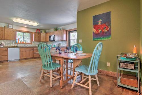 Bynum Apartment | Chic Retro Retreat in Choteau: Walk to Dtwn!