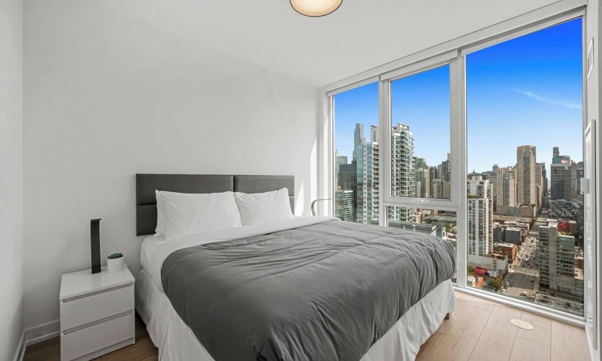 Killgubbin Apartment | Chic River North Retreat: Luxe Suites, Stunning Views, Steps from Chicago Life!