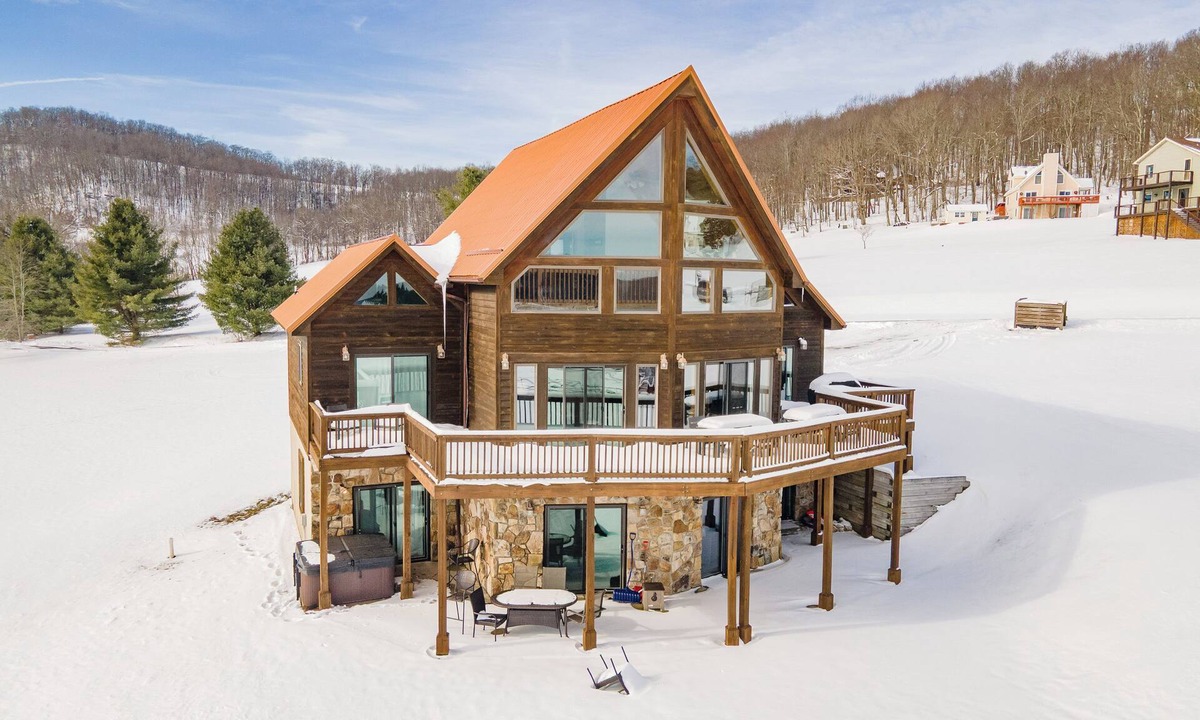 Paradise Point House | Chic Rustic Log Cabin Near Lake w/Fire Pit