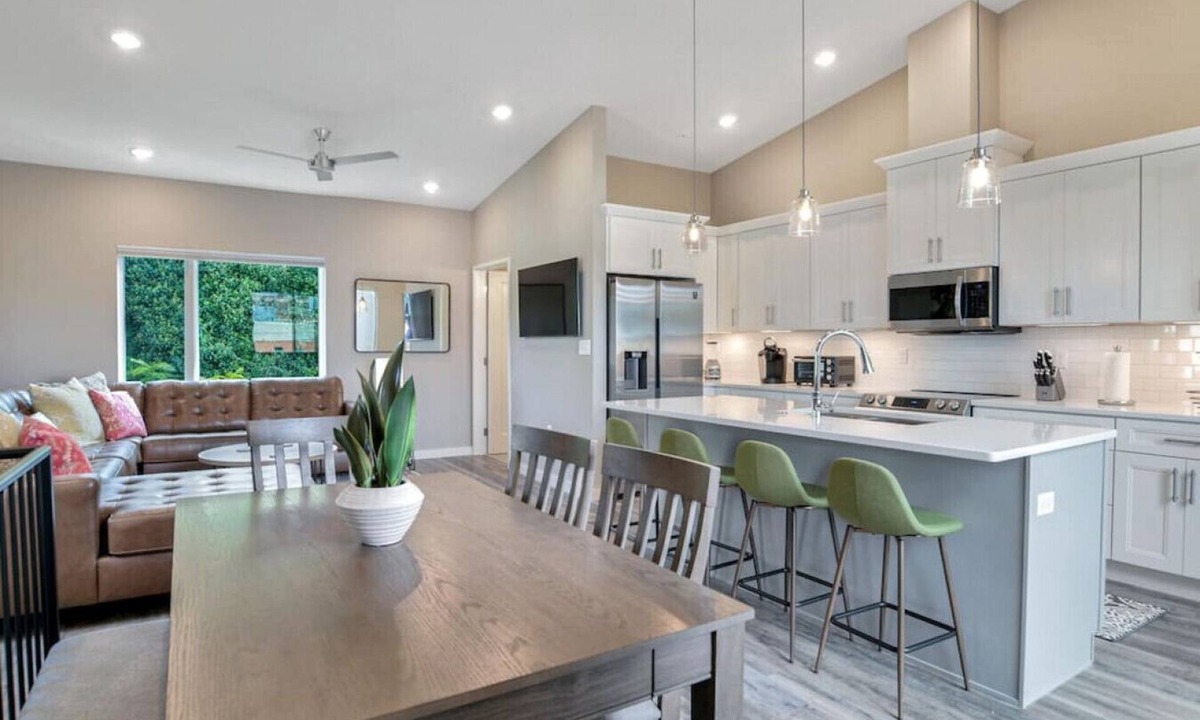 Asheville Villa | Chic Southside Three King Bedroom Townhome