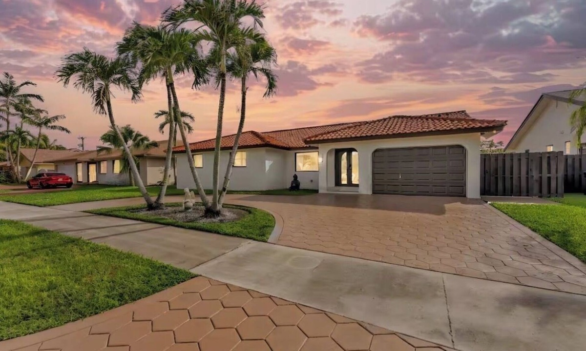 Tamiami House | Chic& spacious Miami home