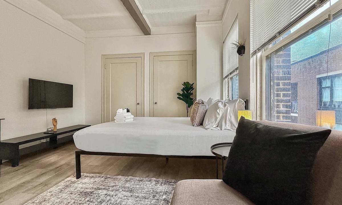 Gold Coast Apartment | Chic Studio in the Heart of the Gold Coast