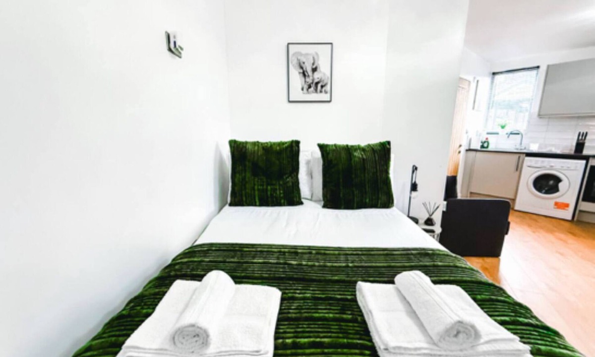 Pudsey Apartment | Chic studio, sleeps 2, free parking