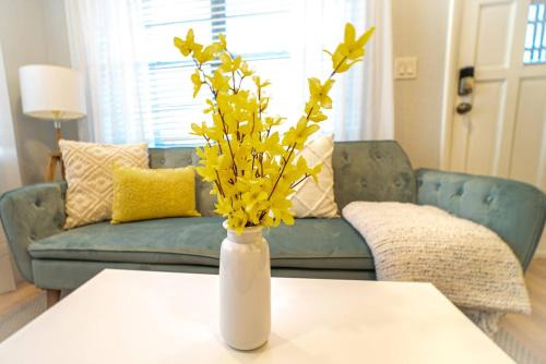 Carver City - Lincoln Gardens House | Chic & Stylish Central location