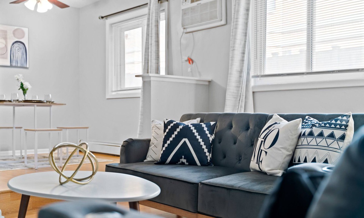 Oak Park Condo | Chic Suite/Mins to L Train/Laundry/Free Parking