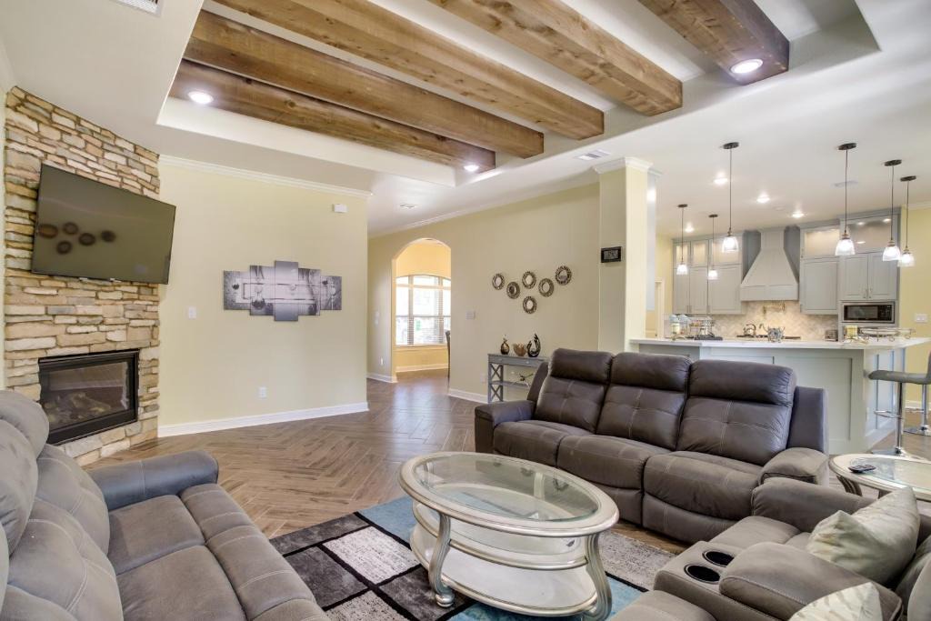Tomball House | Chic Texas Abode w/Patio & Fenced-In Yard!
