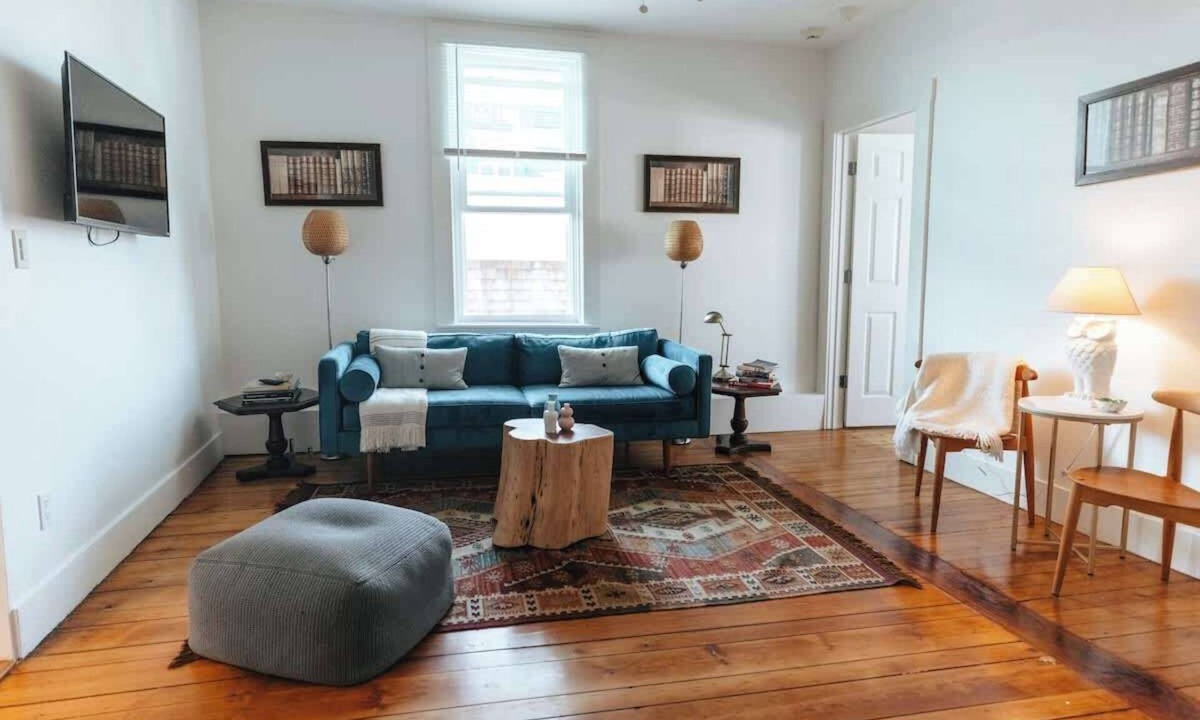 Yachting Village Apartment | CHIC Thames Harbor free parking