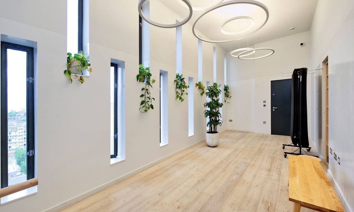 Poplar Apartment | Chic three-bedroom home in Poplar