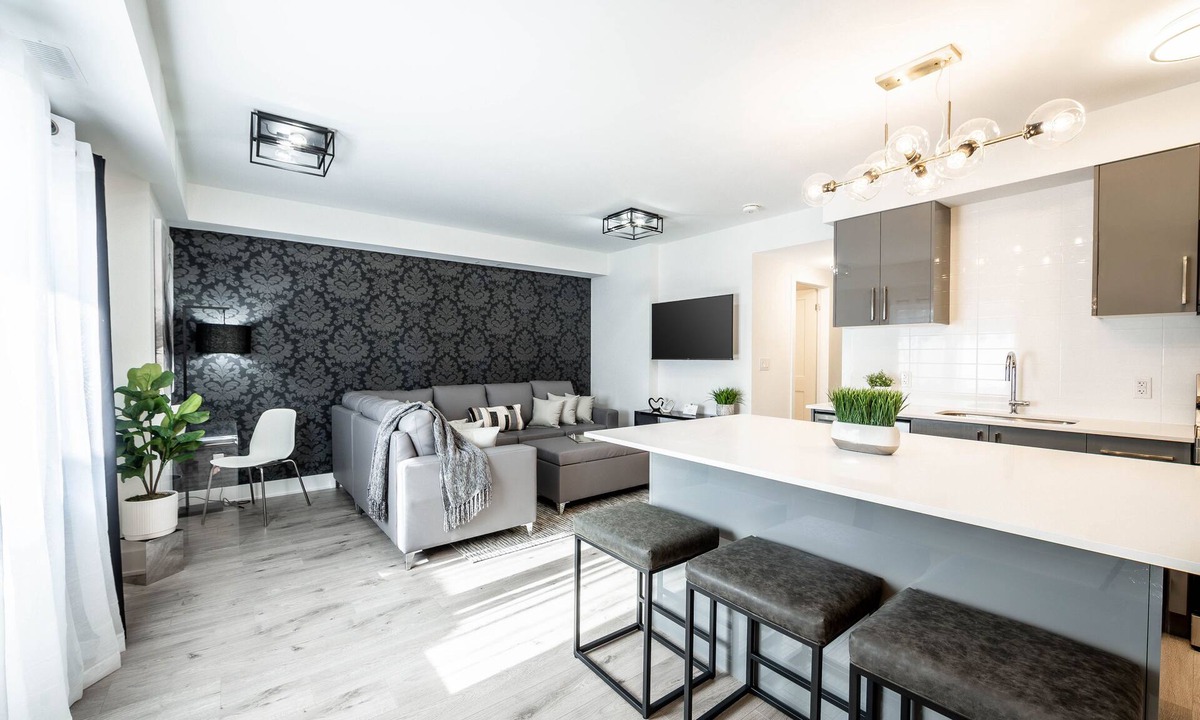 Niagara Falls House | Chic Townhome, Kitchen Seats 6, Free Parking Near Niagara Falls