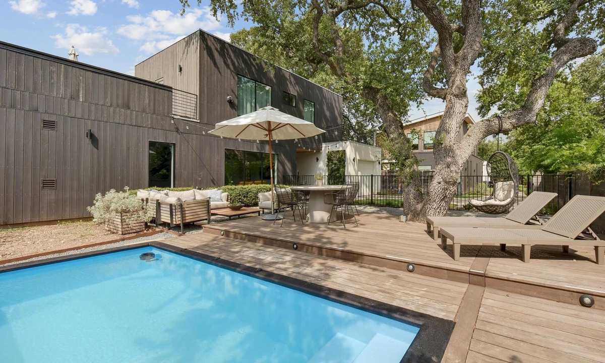 South River City House | Chic Travis Heights Home + Pool - Chelsea Oak II