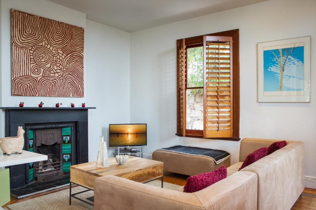 Balmain East Apartment | Chic Two-storey Cottage with Darling Harbour Views